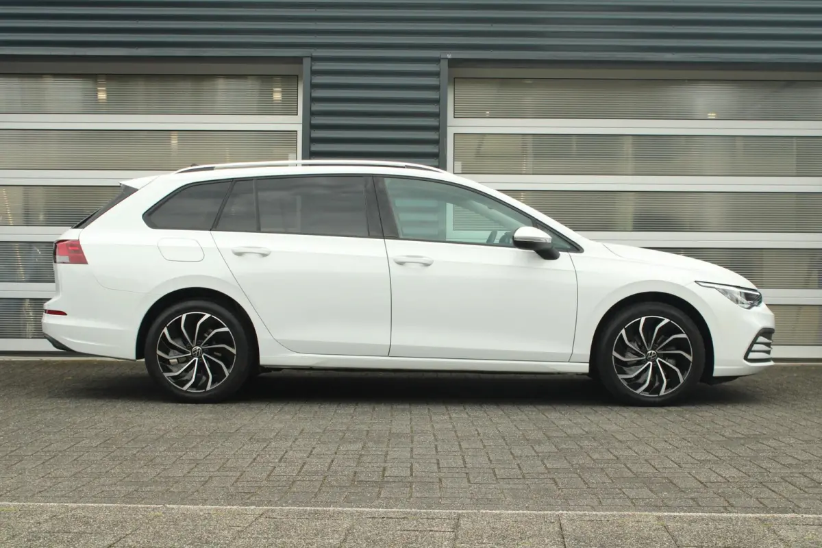 1.0 eTSI 110kW DSG Life | Elec. Stoelverstelling met Memory | 17 inch Ventura |