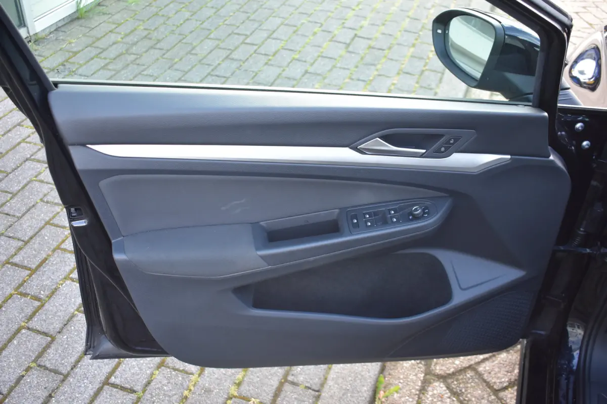 1.0 eTSI 110PK DSG-7 Life | NAVIGATIE | ADAPT. CRUISE | ALL SEASONBANDEN | APP CONNECT | 16 INCH