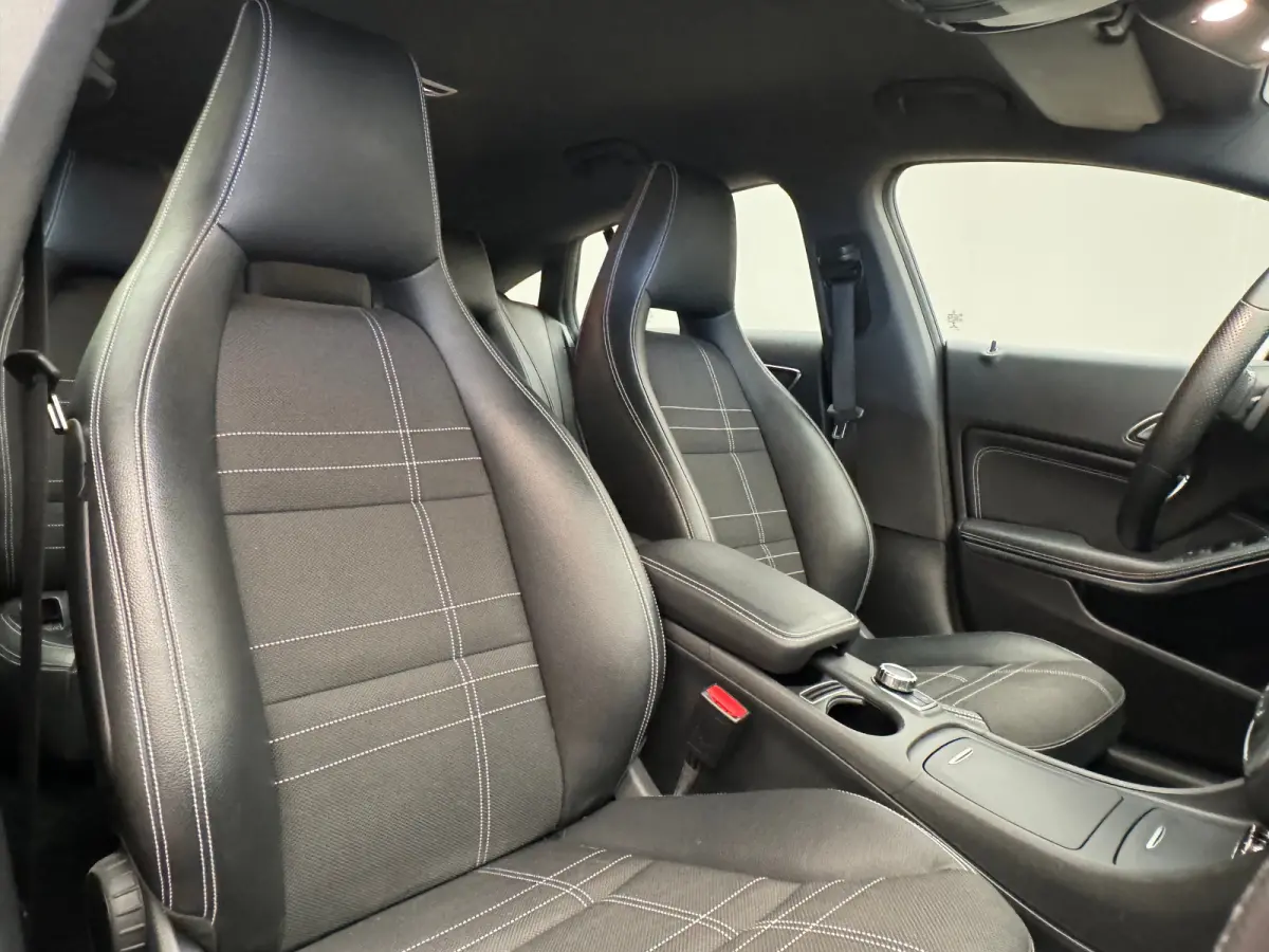 180 OrangeArt Edition Leder/Stof Sportstoelen | Stoelverwarming | Parkeersensoren Rondom | Airco | Cruise | 17" Lichtmetaal | 360° Parkeersensoren | AMG-styling | Airco