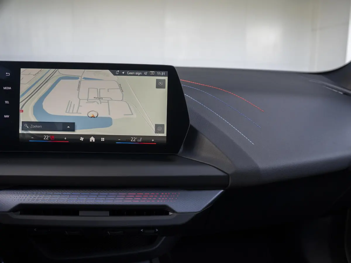 120 | M Sportpakket Pro | Innovation Pack | Stuurwielrand verwarmd | Harman-Kardon | Comfort Access | Head-Up Display | Panoramadak | Trekhaak
