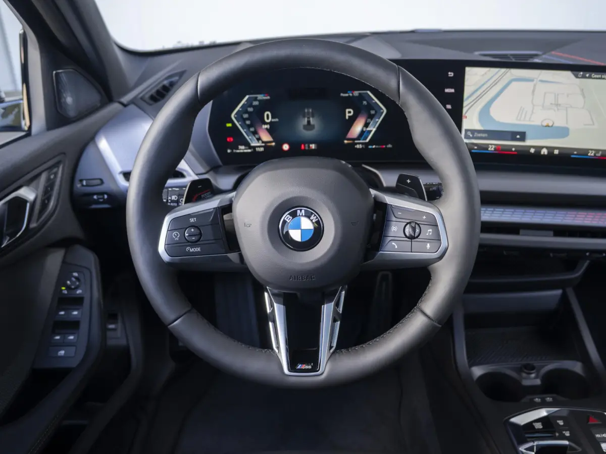 120 | M Sportpakket Pro | Innovation Pack | Stuurwielrand verwarmd | Harman-Kardon | Comfort Access | Head-Up Display | Panoramadak | Trekhaak