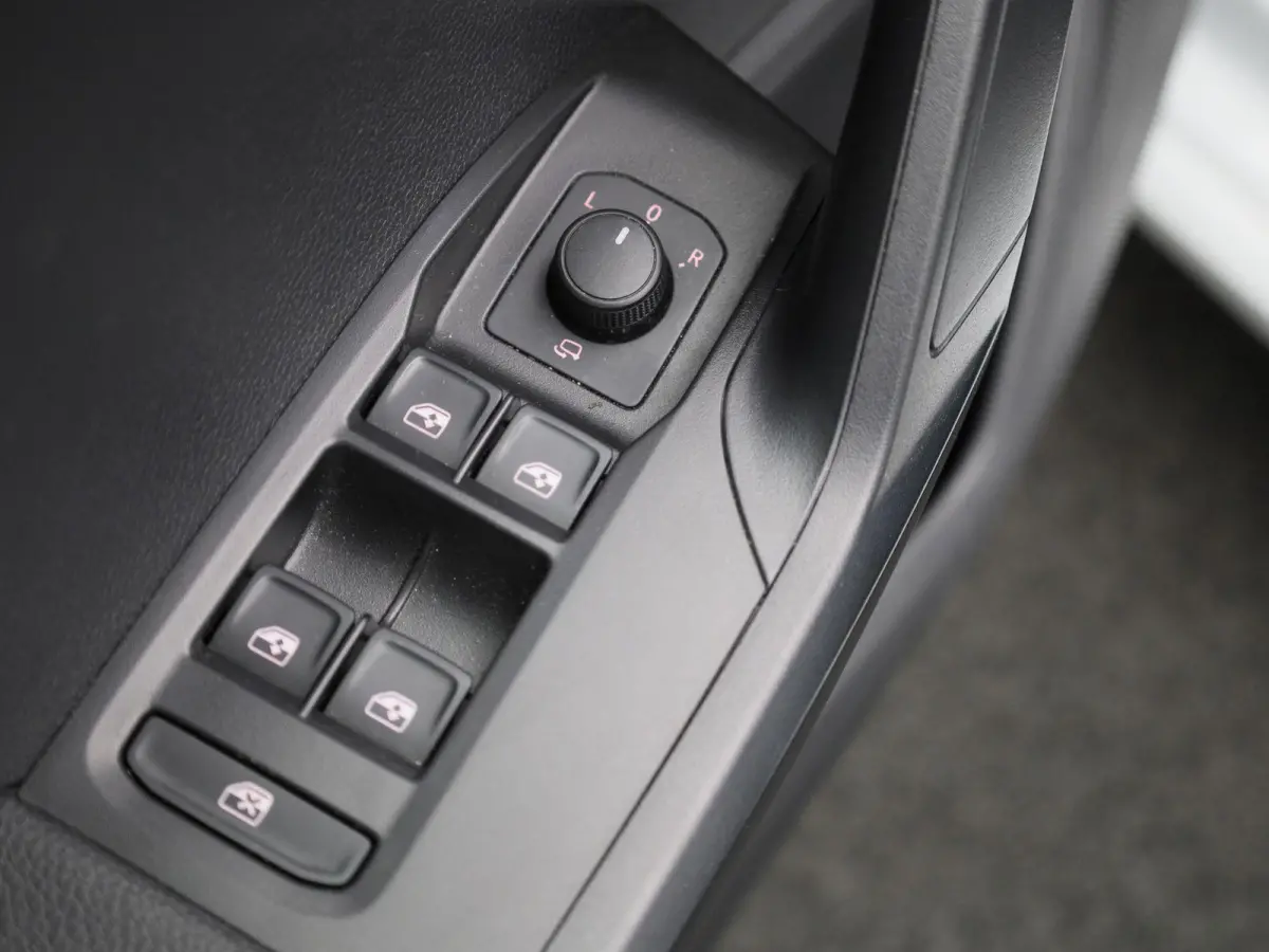 1.0 EcoTSI Style Business Intense | DIGITAAL DASHBOARD | CLIMATE CONTROL | STOELVERWARMING | LMV | PARKEERSENSOREN | APPLE CARPLAY |