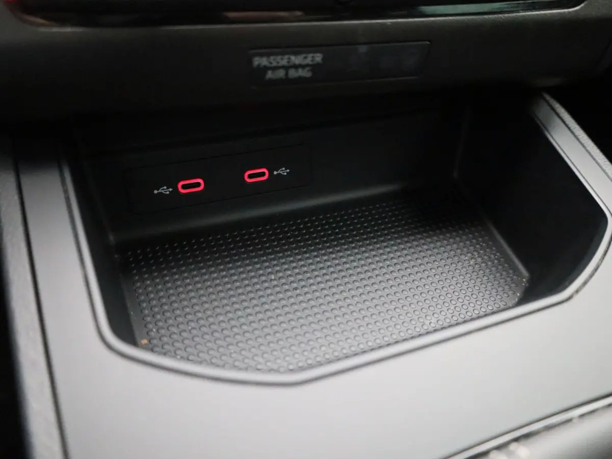 1.0 EcoTSI Style Business Intense | DIGITAAL DASHBOARD | CLIMATE CONTROL | STOELVERWARMING | LMV | PARKEERSENSOREN | APPLE CARPLAY |