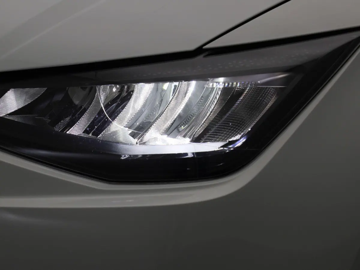 1.0 EcoTSI Style Business Intense | DIGITAAL DASHBOARD | CLIMATE CONTROL | STOELVERWARMING | LMV | PARKEERSENSOREN | APPLE CARPLAY |