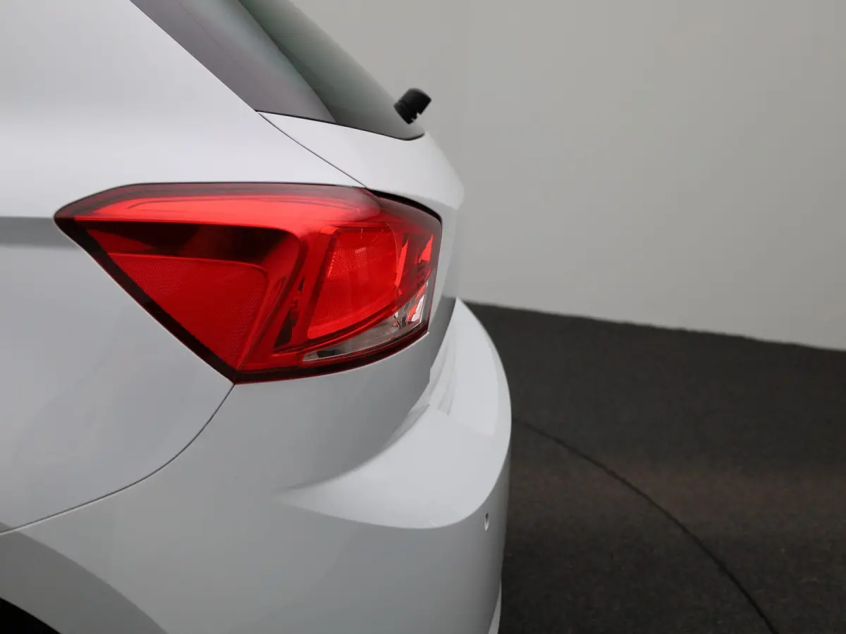 1.0 EcoTSI Style Business Intense | DIGITAAL DASHBOARD | CLIMATE CONTROL | STOELVERWARMING | LMV | PARKEERSENSOREN | APPLE CARPLAY |