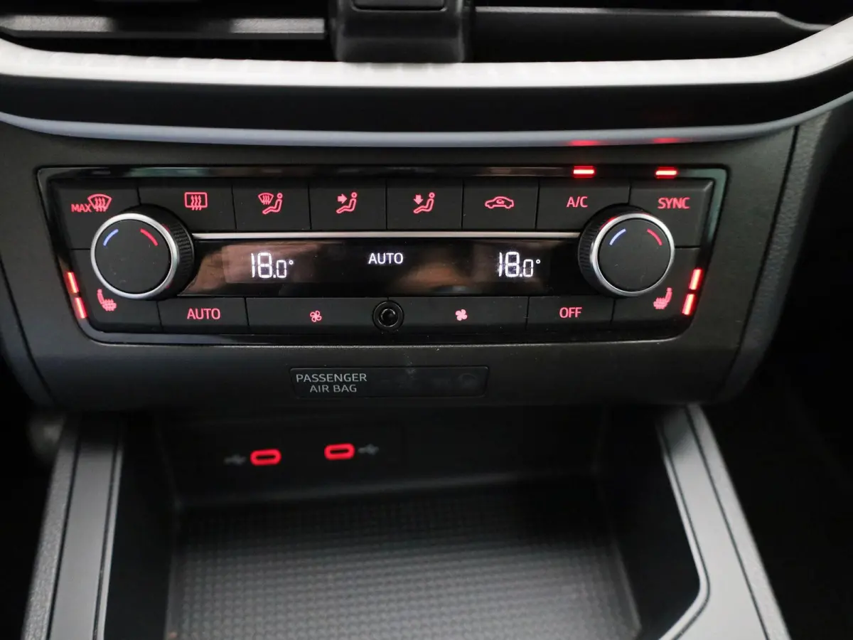 1.0 EcoTSI Style Business Intense | DIGITAAL DASHBOARD | CLIMATE CONTROL | STOELVERWARMING | LMV | PARKEERSENSOREN | APPLE CARPLAY |