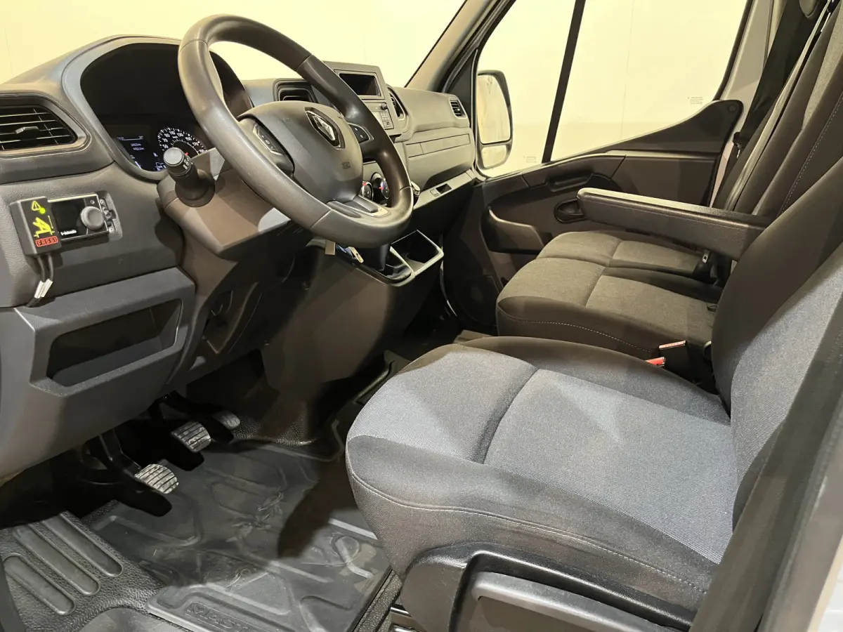 2.3 dCi 145 PK L3 145 PK Open Laadbak / Fassi Kraan / Euro 6 / Airco / Trekhaak / Cruise Control / 3-Zits / 24.300 KM !!
