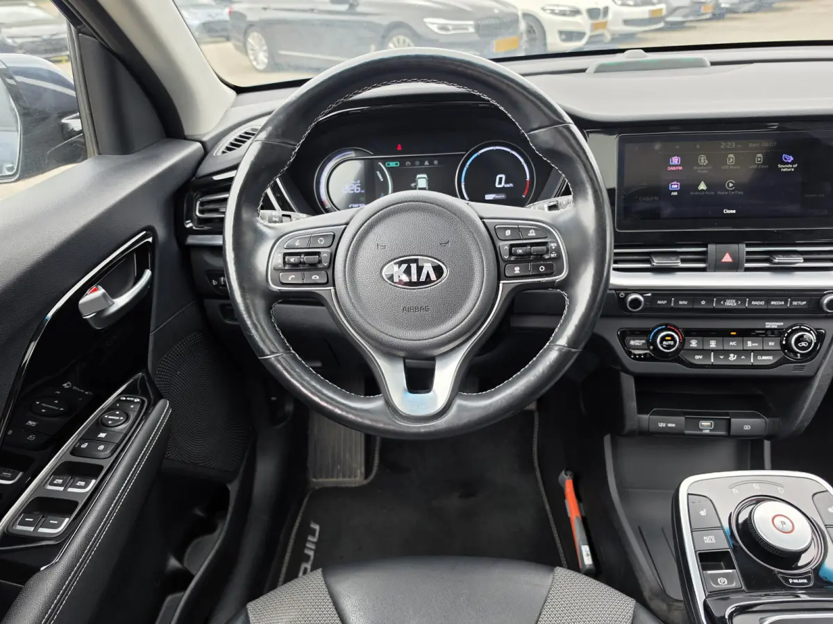 DynamicPlusLine 64 kWh | SOH 100% | 3 Fase laden | Schuif/kanteldak | Half Leder | Andriod Auto | Apple carplay | Navigatie