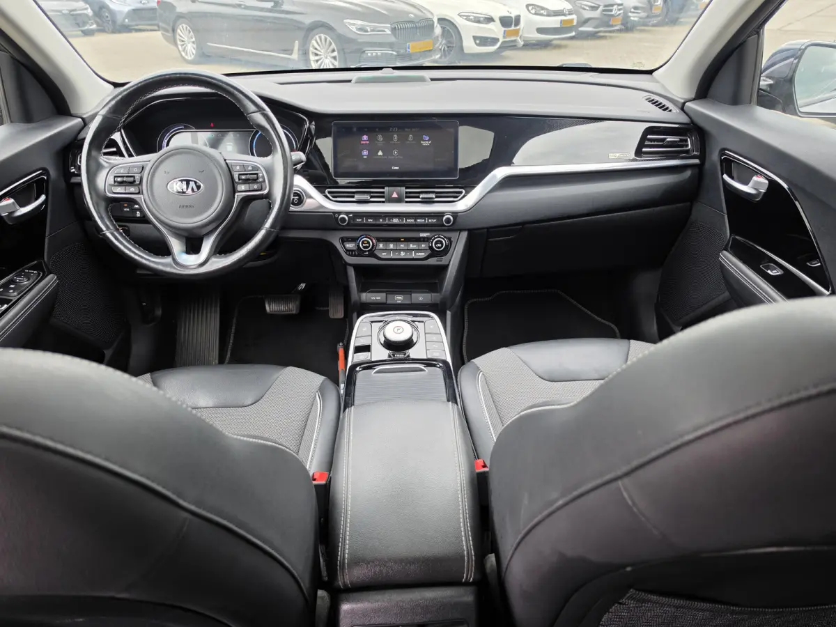 DynamicPlusLine 64 kWh | SOH 100% | 3 Fase laden | Schuif/kanteldak | Half Leder | Andriod Auto | Apple carplay | Navigatie