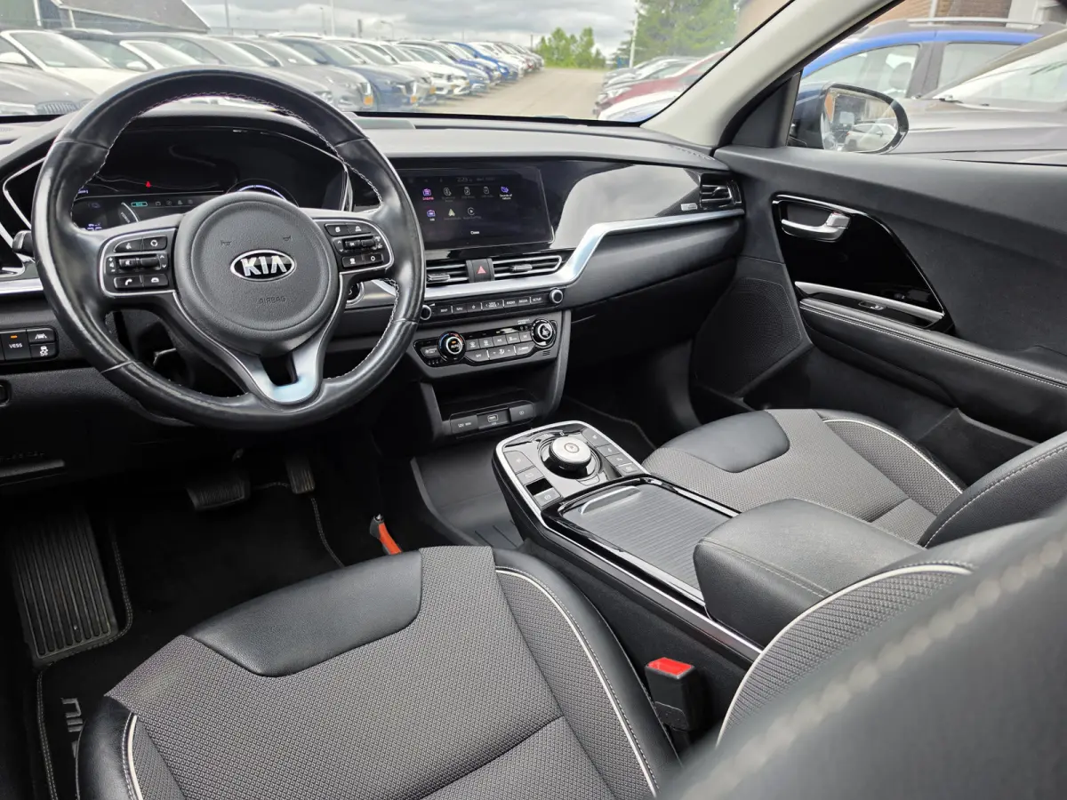 DynamicPlusLine 64 kWh | SOH 100% | 3 Fase laden | Schuif/kanteldak | Half Leder | Andriod Auto | Apple carplay | Navigatie