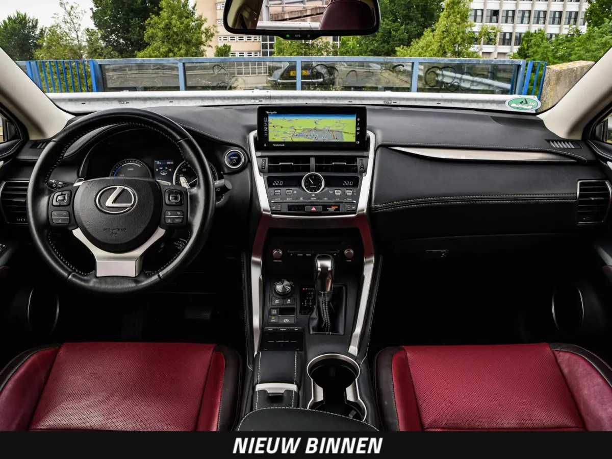 300h AWD Luxury Line | Schuifdak | Leder | Trekhaak | Camera | ACC | LED | Stoelverwarming | 18" | Dealeronderhouden