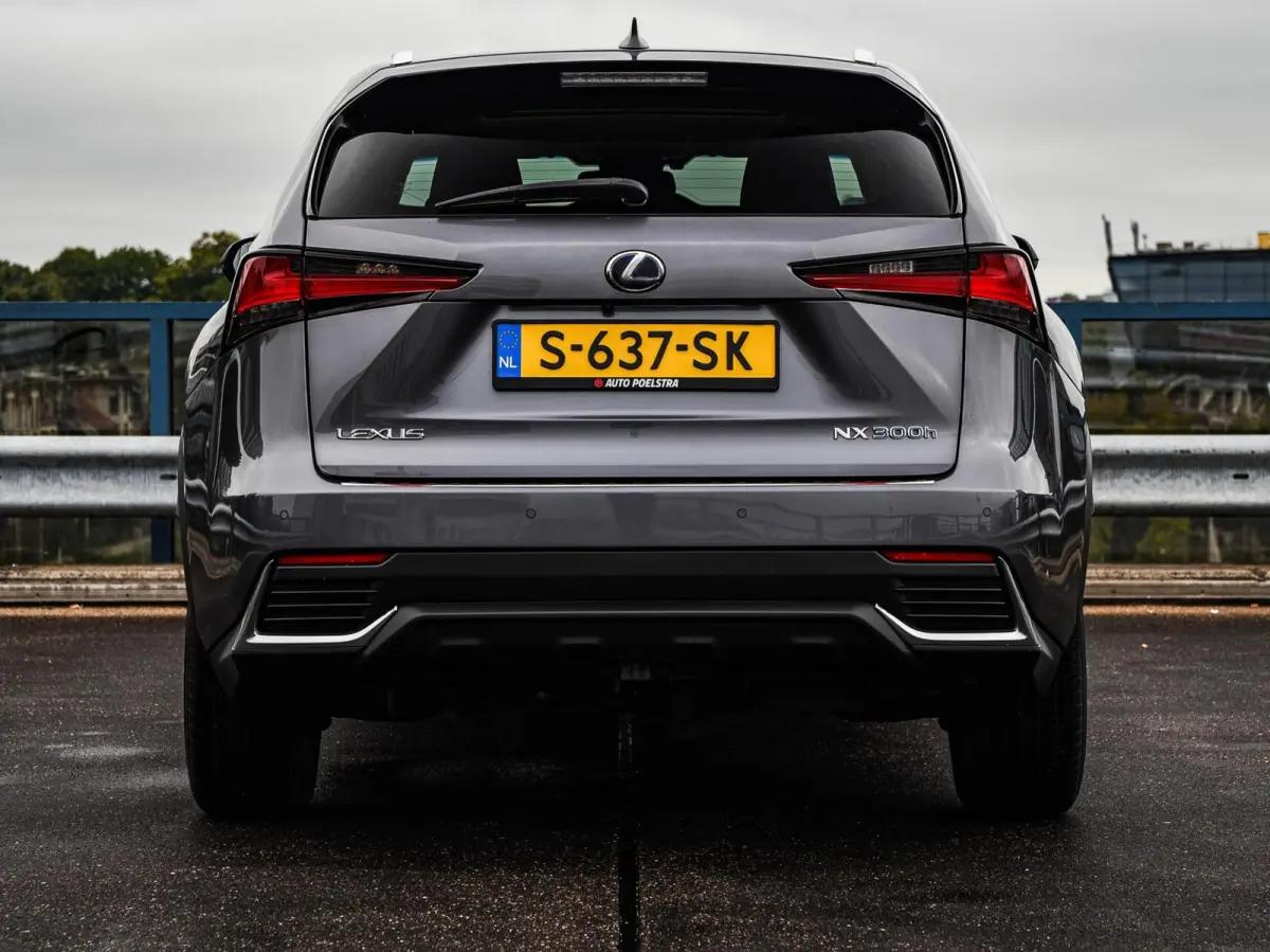 300h AWD Luxury Line | Schuifdak | Leder | Trekhaak | Camera | ACC | LED | Stoelverwarming | 18" | Dealeronderhouden