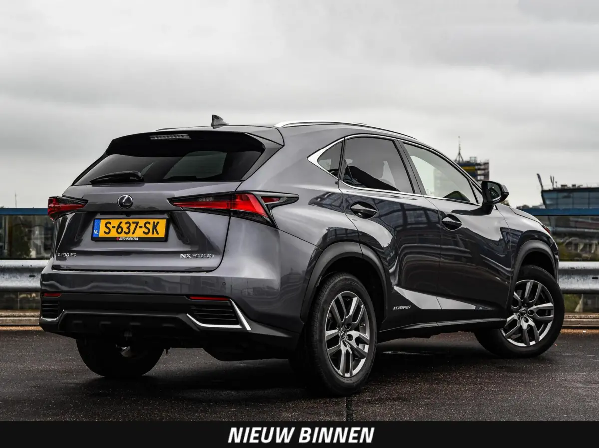 300h AWD Luxury Line | Schuifdak | Leder | Trekhaak | Camera | ACC | LED | Stoelverwarming | 18" | Dealeronderhouden