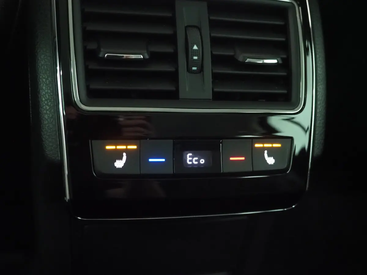 1.4 TSI iV Laurin & Klement | Leder | Trekhaak | Stoelventilatie | Massage | Canton | Keyless | Memory | Carplay