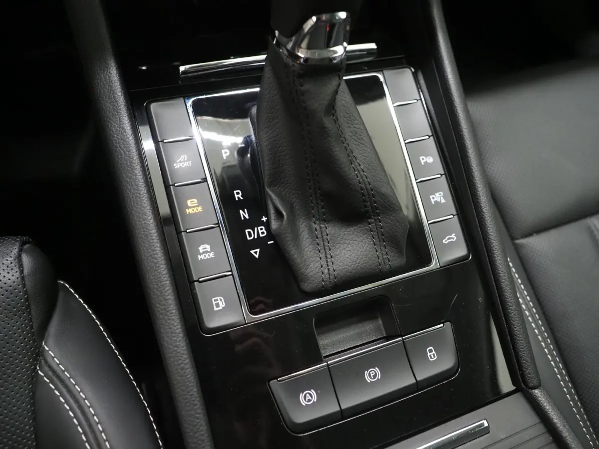 1.4 TSI iV Laurin & Klement | Leder | Trekhaak | Stoelventilatie | Massage | Canton | Keyless | Memory | Carplay