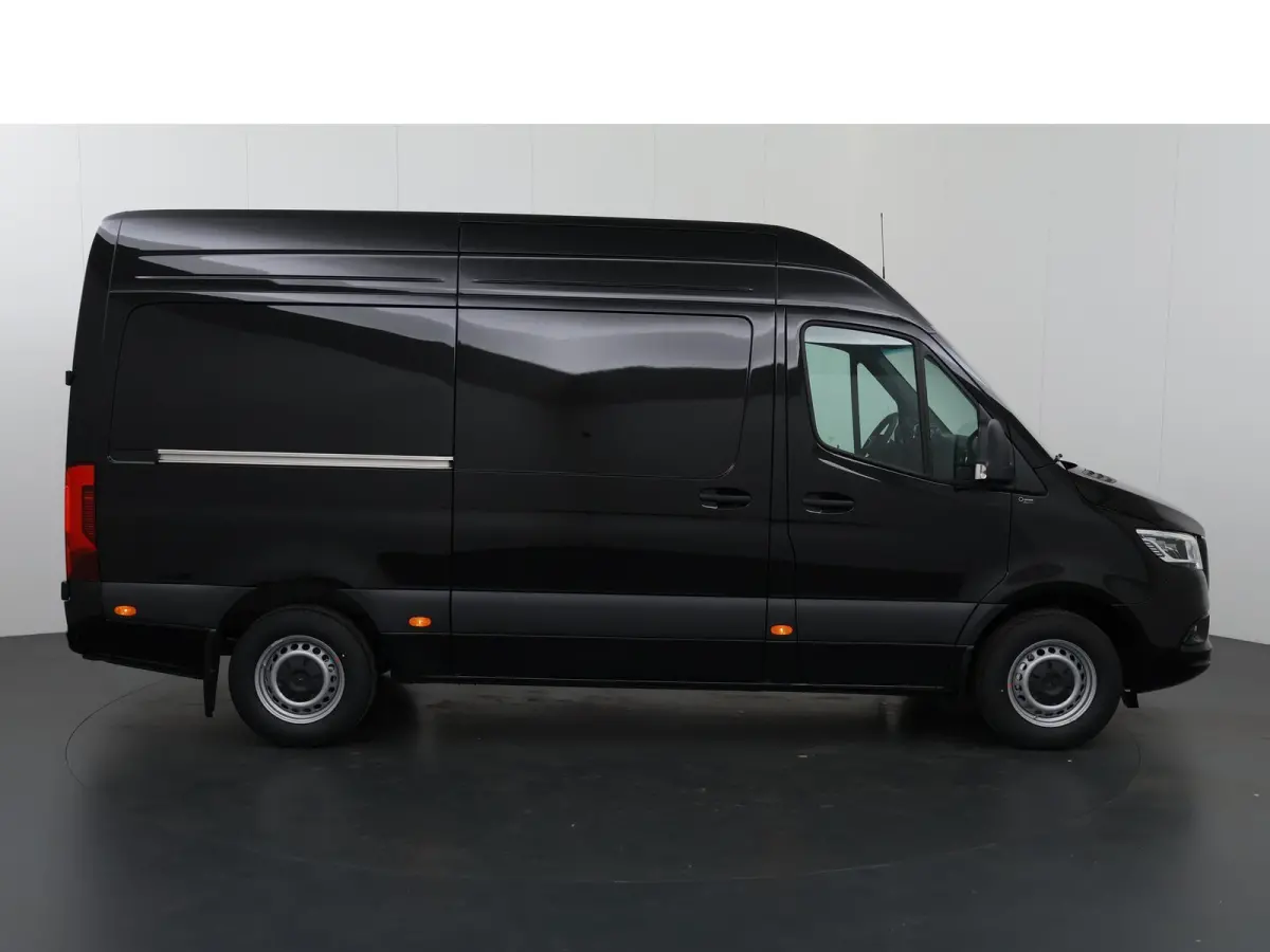 319 CDI | L2 H2 | AUTOMAAT | BPM VRIJ! | 190 PK | ADAPTIEVE CRUISE | NAVIGATIE | ACHTERUITRIJCAMERA | STOELVERWARMING | 3500 KG AHW VOORBEREIDING | LED | BUMPERS IN KLEUR | CERTIFIED