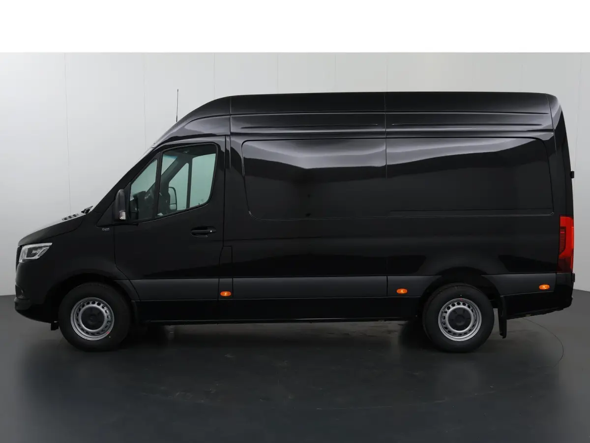 319 CDI | L2 H2 | AUTOMAAT | BPM VRIJ! | 190 PK | ADAPTIEVE CRUISE | NAVIGATIE | ACHTERUITRIJCAMERA | STOELVERWARMING | 3500 KG AHW VOORBEREIDING | LED | BUMPERS IN KLEUR | CERTIFIED
