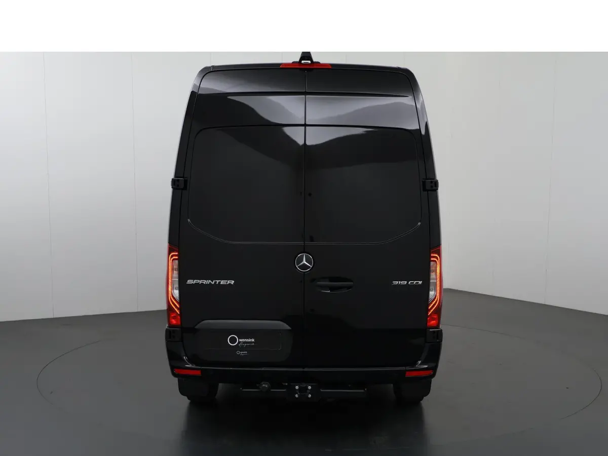 319 CDI | L2 H2 | AUTOMAAT | BPM VRIJ! | 190 PK | ADAPTIEVE CRUISE | NAVIGATIE | ACHTERUITRIJCAMERA | STOELVERWARMING | 3500 KG AHW VOORBEREIDING | LED | BUMPERS IN KLEUR | CERTIFIED