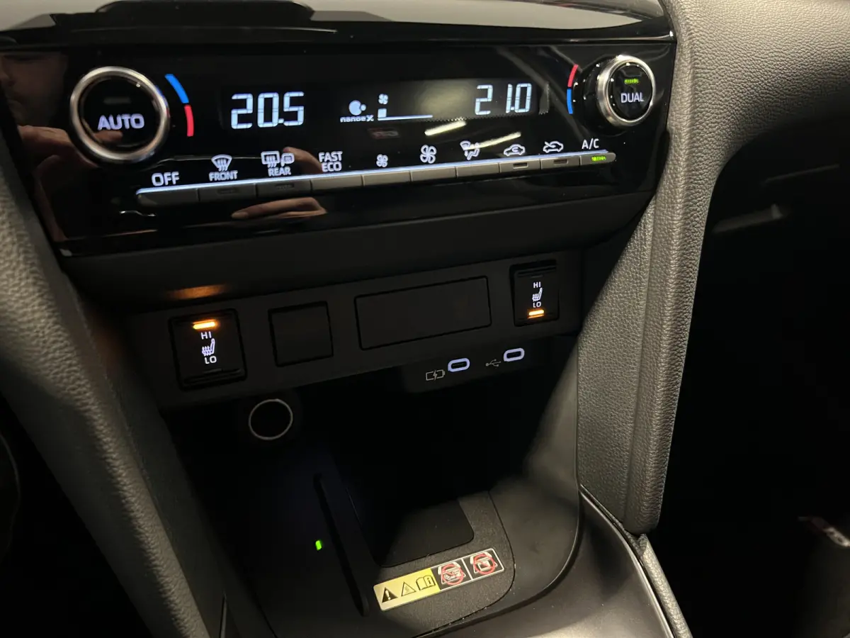 1.5 Hybrid 130 GR SPORT | Android Auto/Apple Carplay | LMV 18" | Voorstoelen Verwarmd | Cruise Control Adaptief | PDC Voor en Achter | Airco |