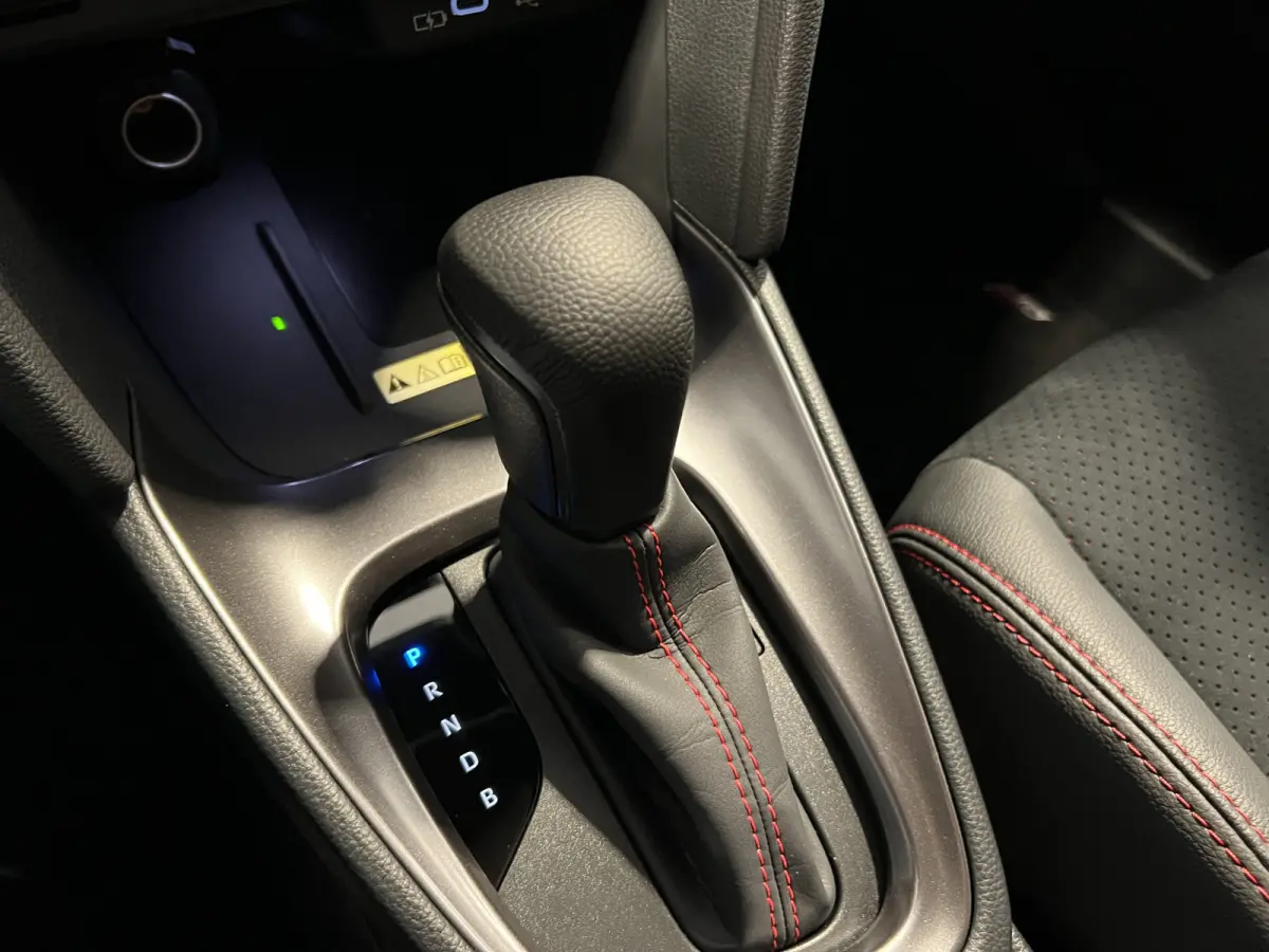 1.5 Hybrid 130 GR SPORT | Android Auto/Apple Carplay | LMV 18" | Voorstoelen Verwarmd | Cruise Control Adaptief | PDC Voor en Achter | Airco |