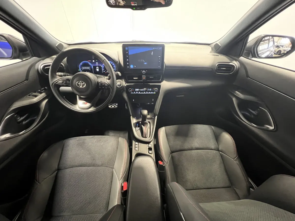 1.5 Hybrid 130 GR SPORT | Android Auto/Apple Carplay | LMV 18" | Voorstoelen Verwarmd | Cruise Control Adaptief | PDC Voor en Achter | Airco |