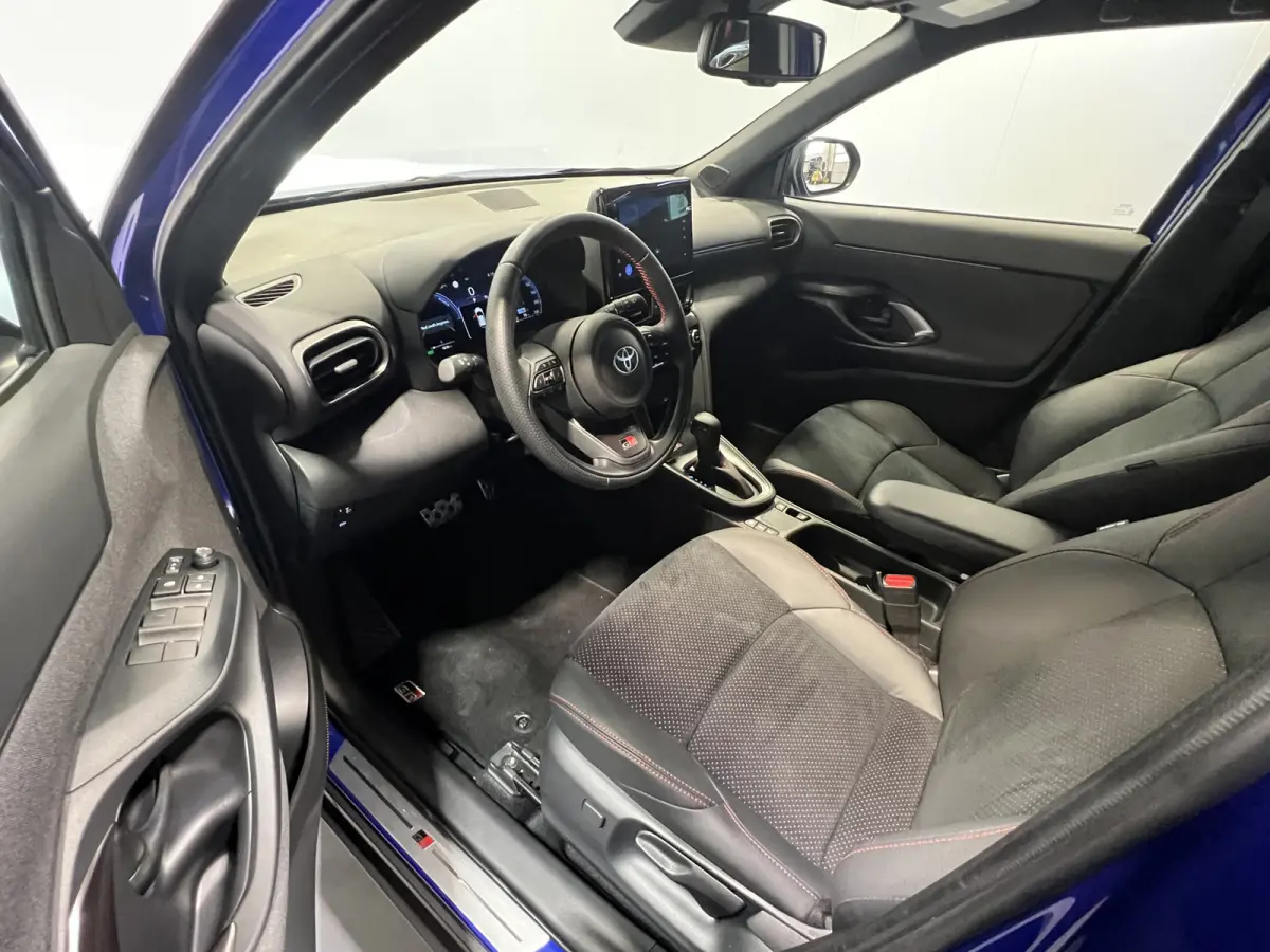 1.5 Hybrid 130 GR SPORT | Android Auto/Apple Carplay | LMV 18" | Voorstoelen Verwarmd | Cruise Control Adaptief | PDC Voor en Achter | Airco |