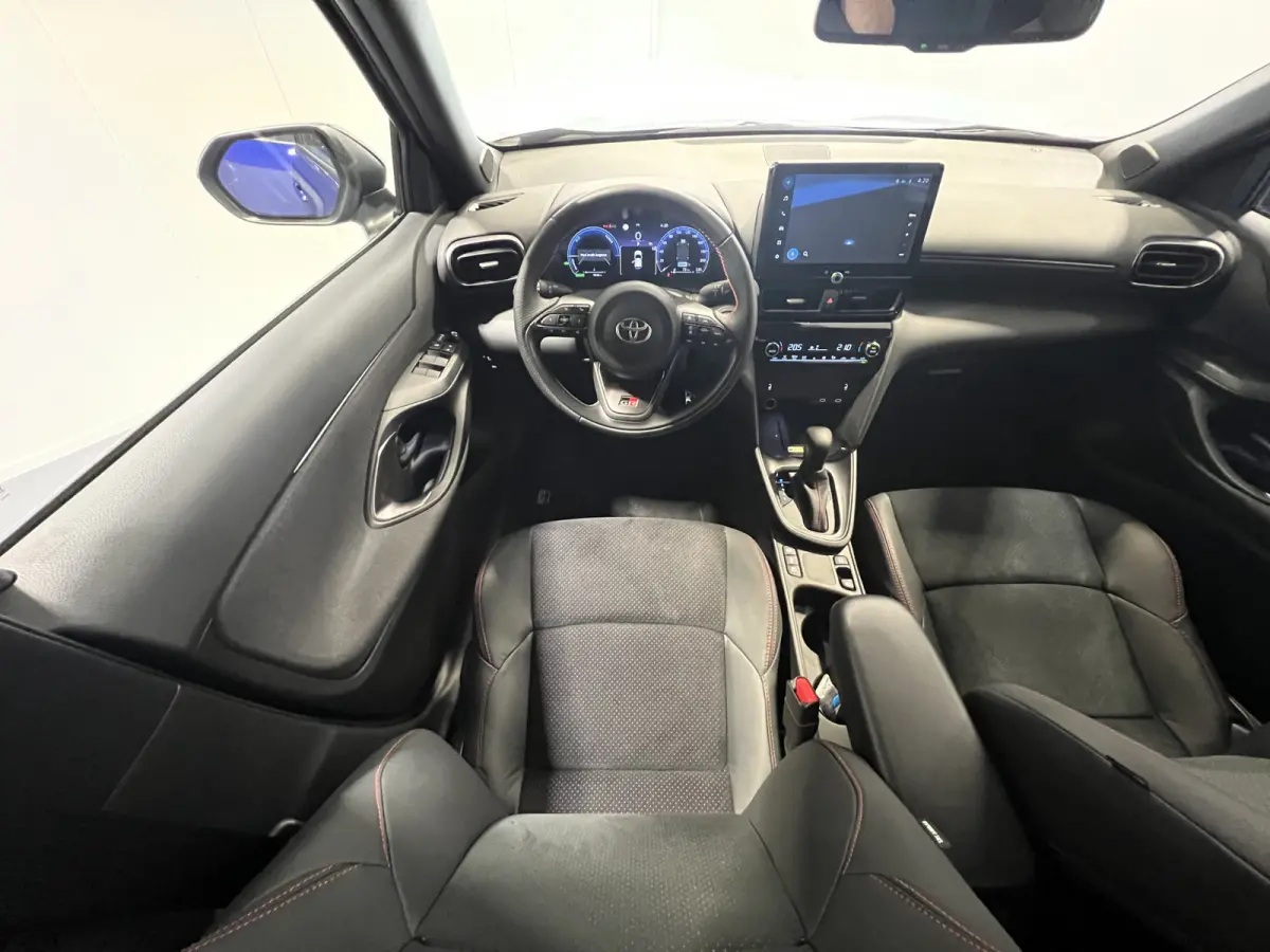1.5 Hybrid 130 GR SPORT | Android Auto/Apple Carplay | LMV 18" | Voorstoelen Verwarmd | Cruise Control Adaptief | PDC Voor en Achter | Airco |