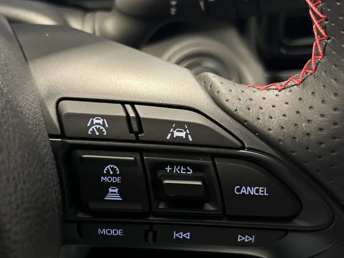1.5 Hybrid 130 GR SPORT | Android Auto/Apple Carplay | LMV 18" | Voorstoelen Verwarmd | Cruise Control Adaptief | PDC Voor en Achter | Airco |