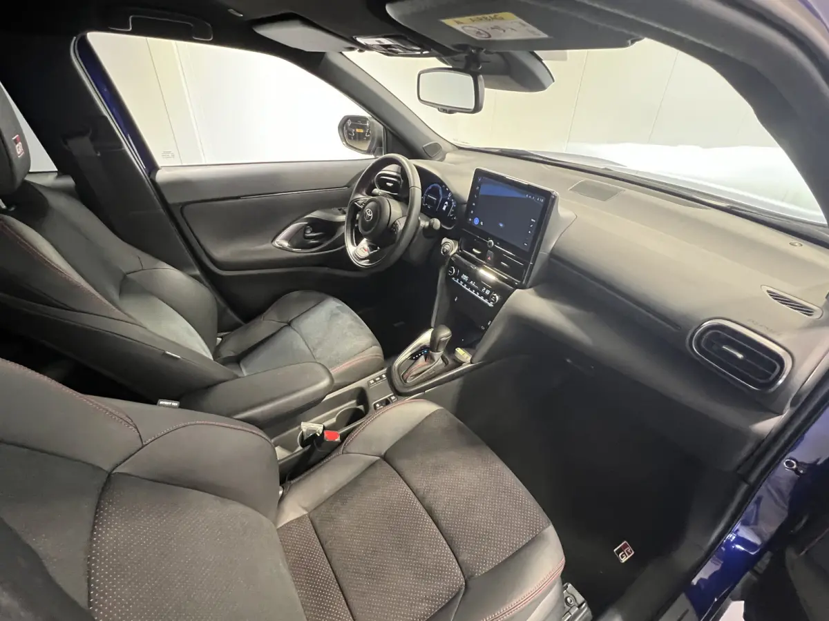 1.5 Hybrid 130 GR SPORT | Android Auto/Apple Carplay | LMV 18" | Voorstoelen Verwarmd | Cruise Control Adaptief | PDC Voor en Achter | Airco |
