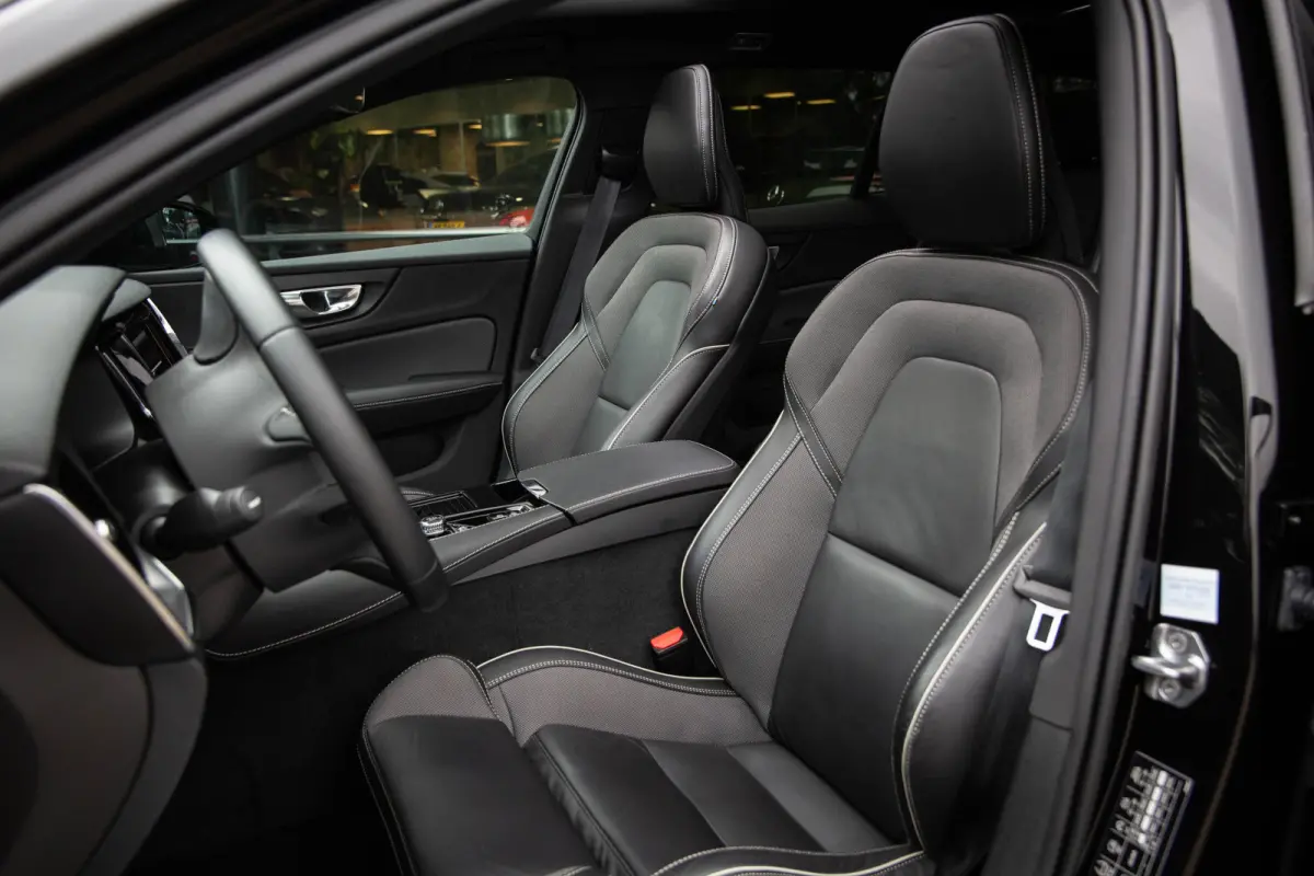 2.0 T6 Recharge AWD R-Design , SOH 88%, Pano, Nappaleder, Carplay, Camera