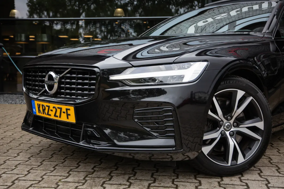 2.0 T6 Recharge AWD R-Design , SOH 88%, Pano, Nappaleder, Carplay, Camera