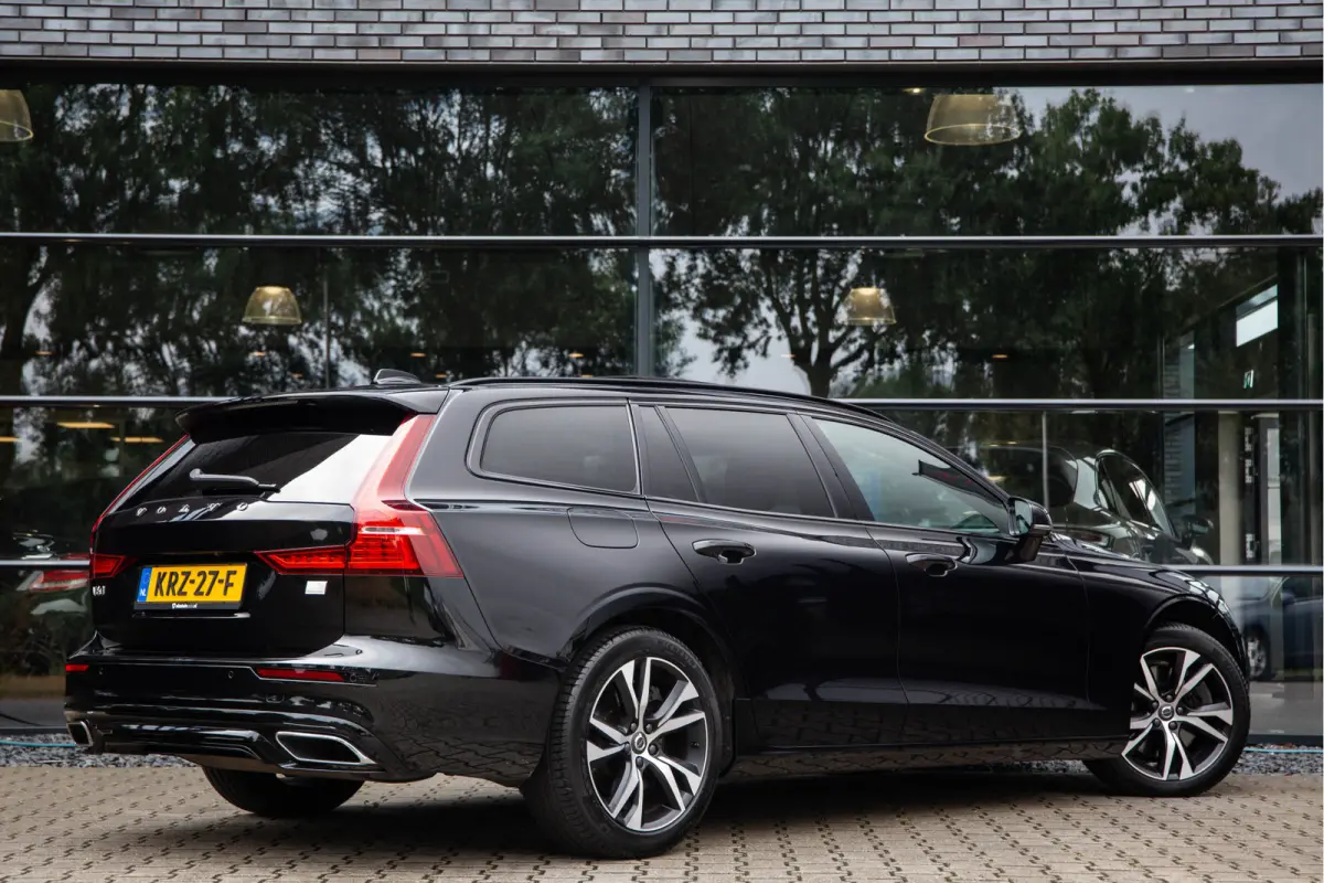 2.0 T6 Recharge AWD R-Design , SOH 88%, Pano, Nappaleder, Carplay, Camera