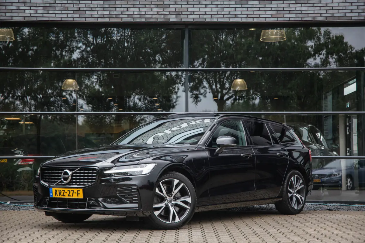 2.0 T6 Recharge AWD R-Design , SOH 88%, Pano, Nappaleder, Carplay, Camera