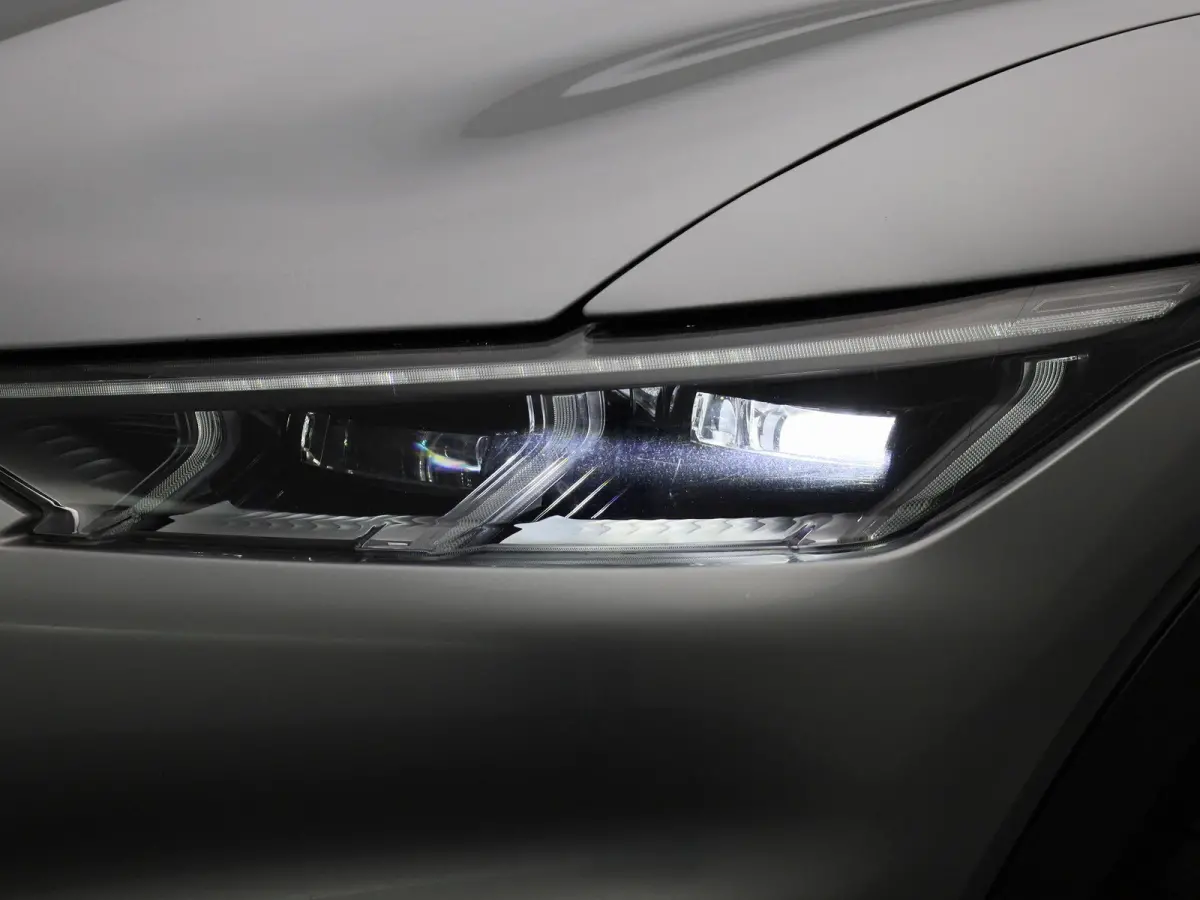 AWD 75 kWh | Elekt. Bestuurdersstoel met Memory | Panoramadak Vast | Adaptive Cruise Ctrl | NAV | Achteruitrijcamera met 360* |