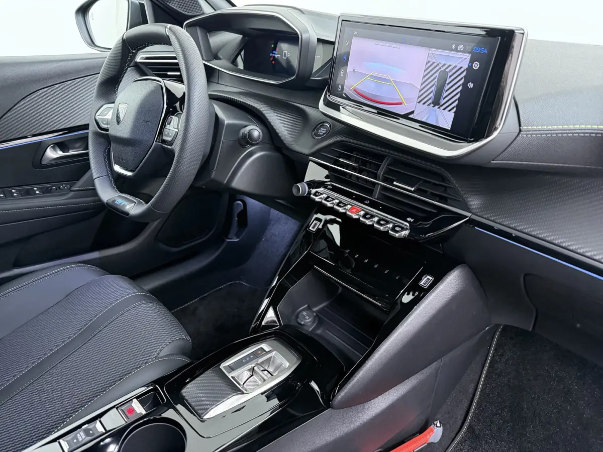 | Demo Deal | GT, | 17’’ lichtmetalen velgen ‘YANAKA’, afgewerkt in zwart Orbital met glanzende mat, en vier inzetten mat | Automatisch dimmende binnenspiegel | Drive Assist Plus Pac