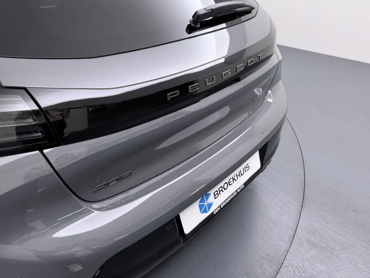 | Demo Deal | GT, | 17’’ lichtmetalen velgen ‘YANAKA’, afgewerkt in zwart Orbital met glanzende mat, en vier inzetten mat | Automatisch dimmende binnenspiegel | Drive Assist Plus Pac