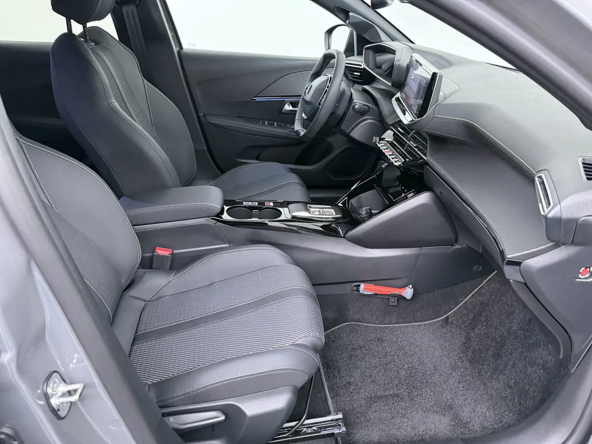 | Demo Deal | GT, | 17’’ lichtmetalen velgen ‘YANAKA’, afgewerkt in zwart Orbital met glanzende mat, en vier inzetten mat | Automatisch dimmende binnenspiegel | Drive Assist Plus Pac