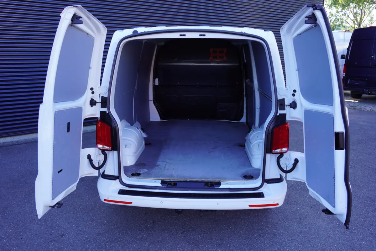 Volkswagen Transporter 150pk Automaat L2H1 Navigatie Camera Parkeersensoren Apple carplay