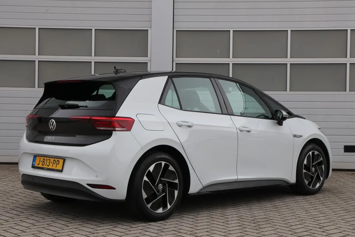First 58 kWh 204pk | Parkeersensoren | Navigatie | App Connect | Stoelverwarming