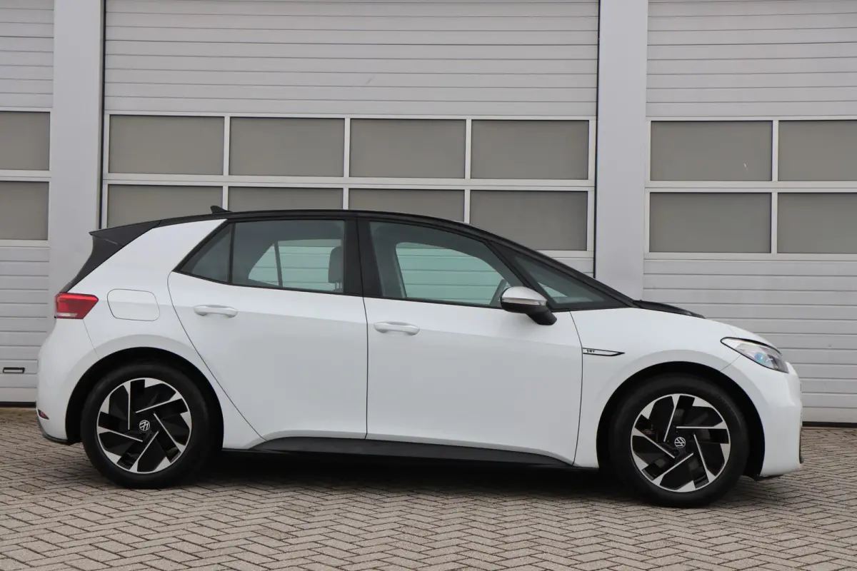 First 58 kWh 204pk | Parkeersensoren | Navigatie | App Connect | Stoelverwarming