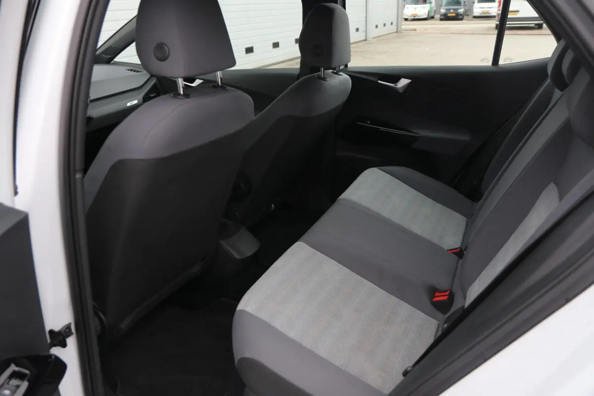 First 58 kWh 204pk | Parkeersensoren | Navigatie | App Connect | Stoelverwarming