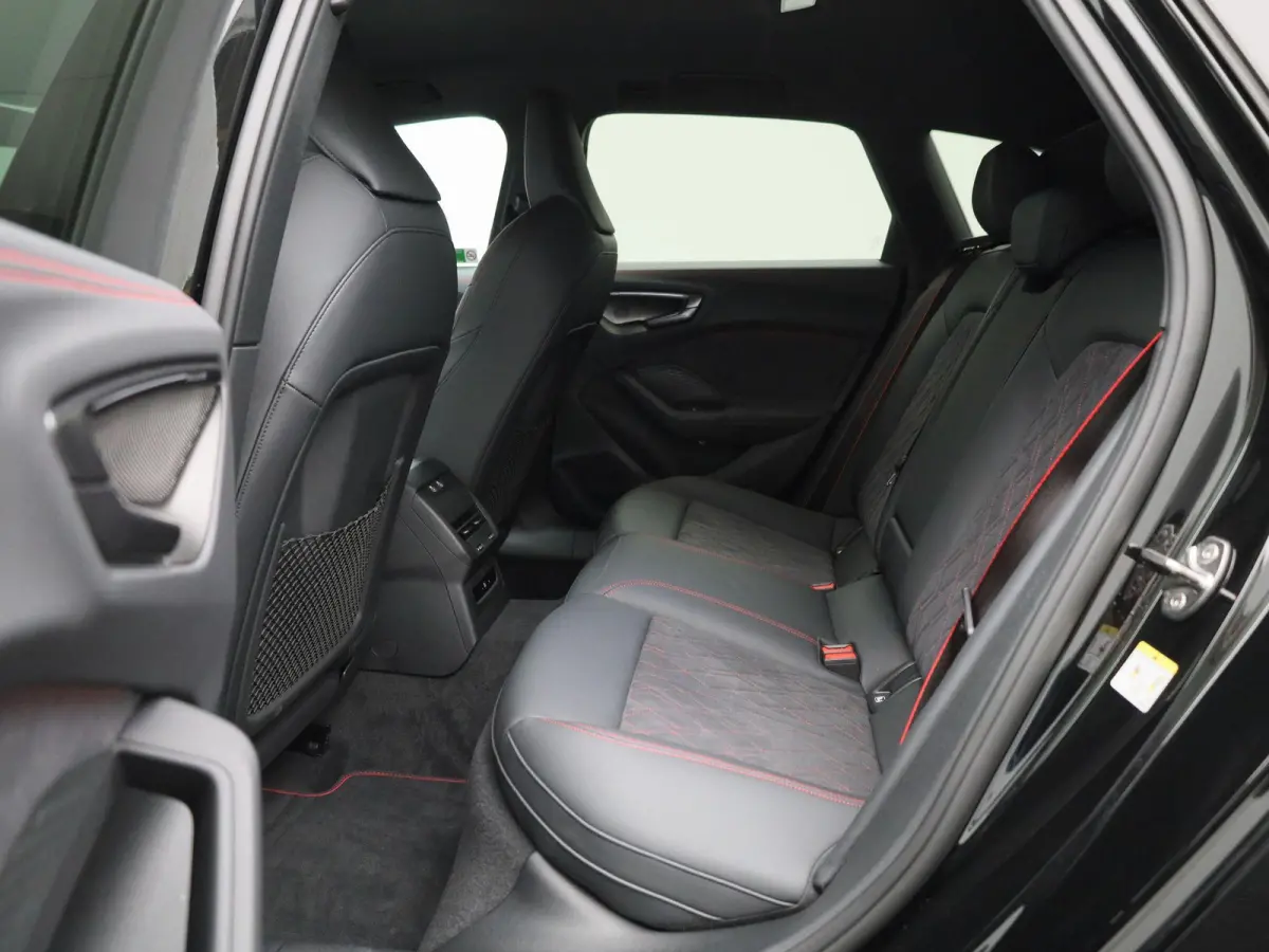 Avant 2.0 quattro S edition Competition 367 PK | Adaptive cruise control | RS Carbon Styling Pack | Bang & Olufsen | 360 graden camera | Dodehoekdetectie | Head-up display | Stoelen voor, el