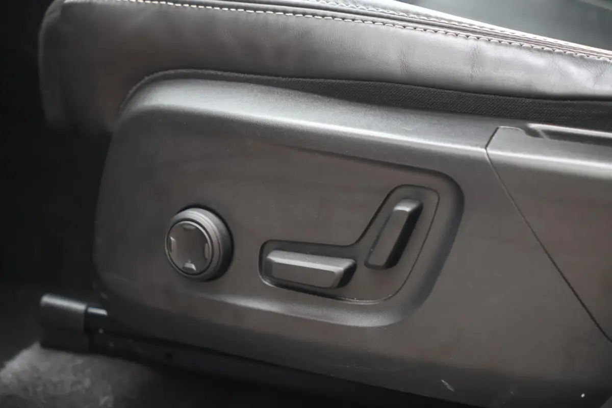 T4 R-Design | Stoelverwarming | Parkeercamera | Glossy Black | Memory Stoel | Keyless