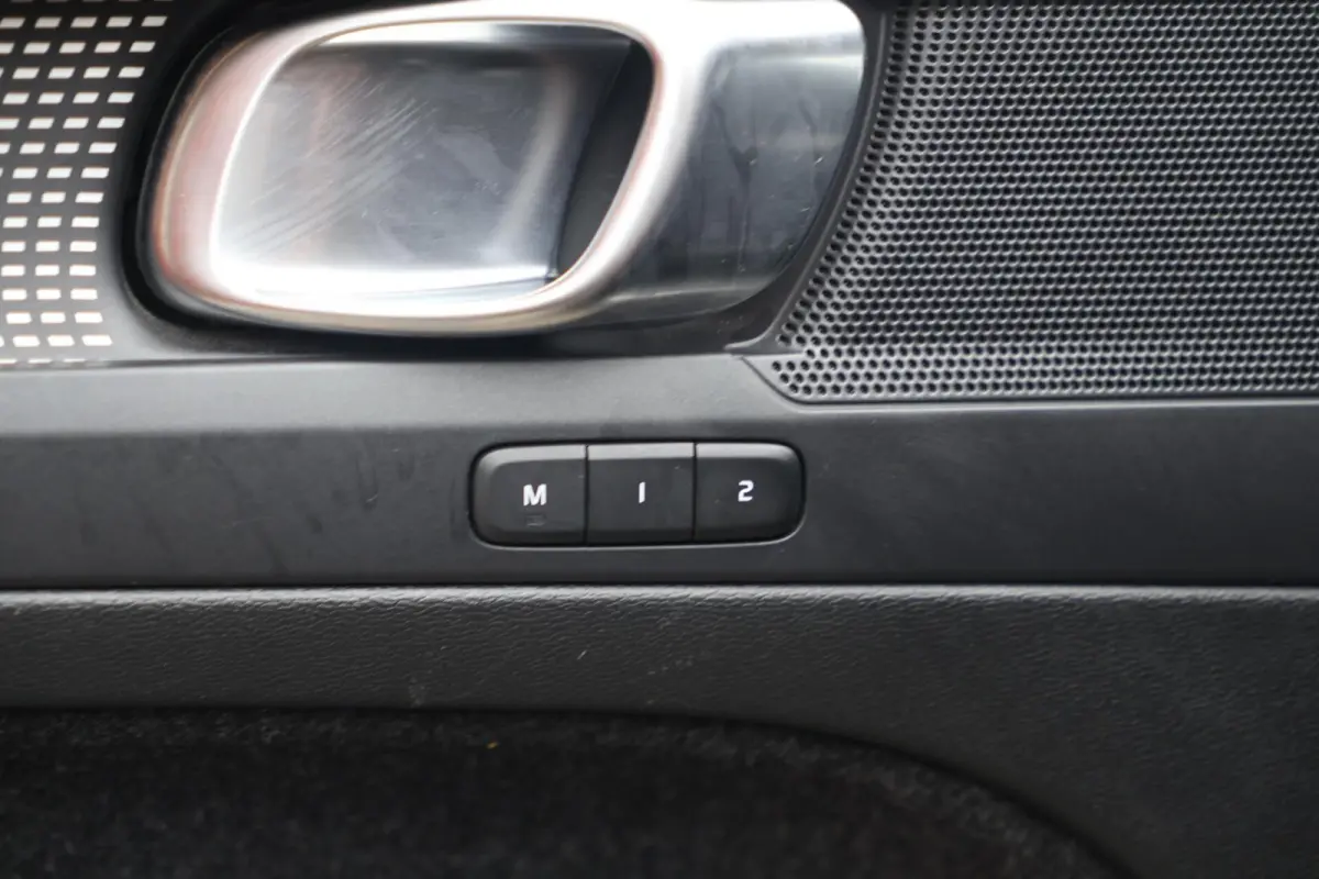 T4 R-Design | Stoelverwarming | Parkeercamera | Glossy Black | Memory Stoel | Keyless