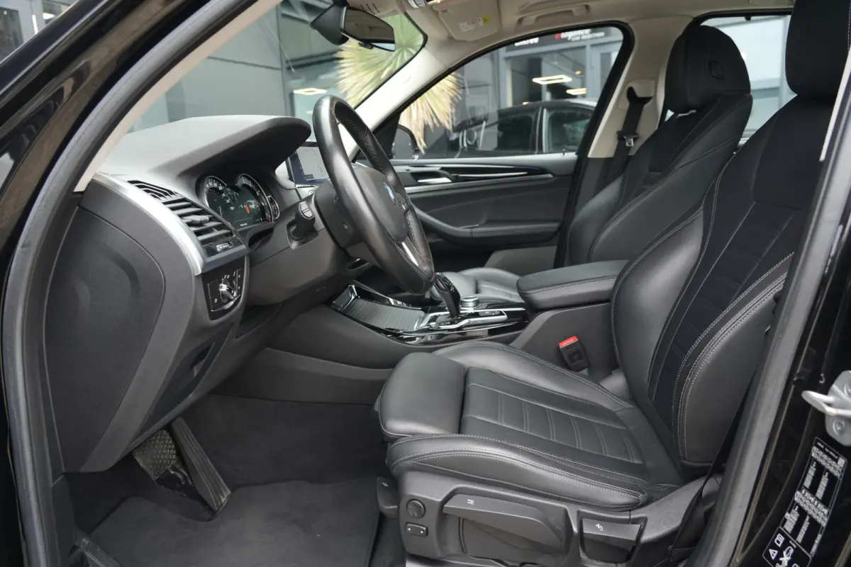 xDrive20i xLine High Executive | 184PK | Pano | HUD | Camera | Keyless | Luxury Line | Driving Assistant Plus | 19" | BMW X3 xDrive20i xLine High Executive 184 PK Benzine met 2.0 viercilinde
