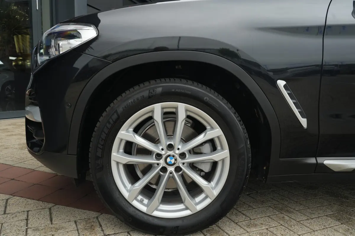xDrive20i xLine High Executive | 184PK | Pano | HUD | Camera | Keyless | Luxury Line | Driving Assistant Plus | 19" | BMW X3 xDrive20i xLine High Executive 184 PK Benzine met 2.0 viercilinde