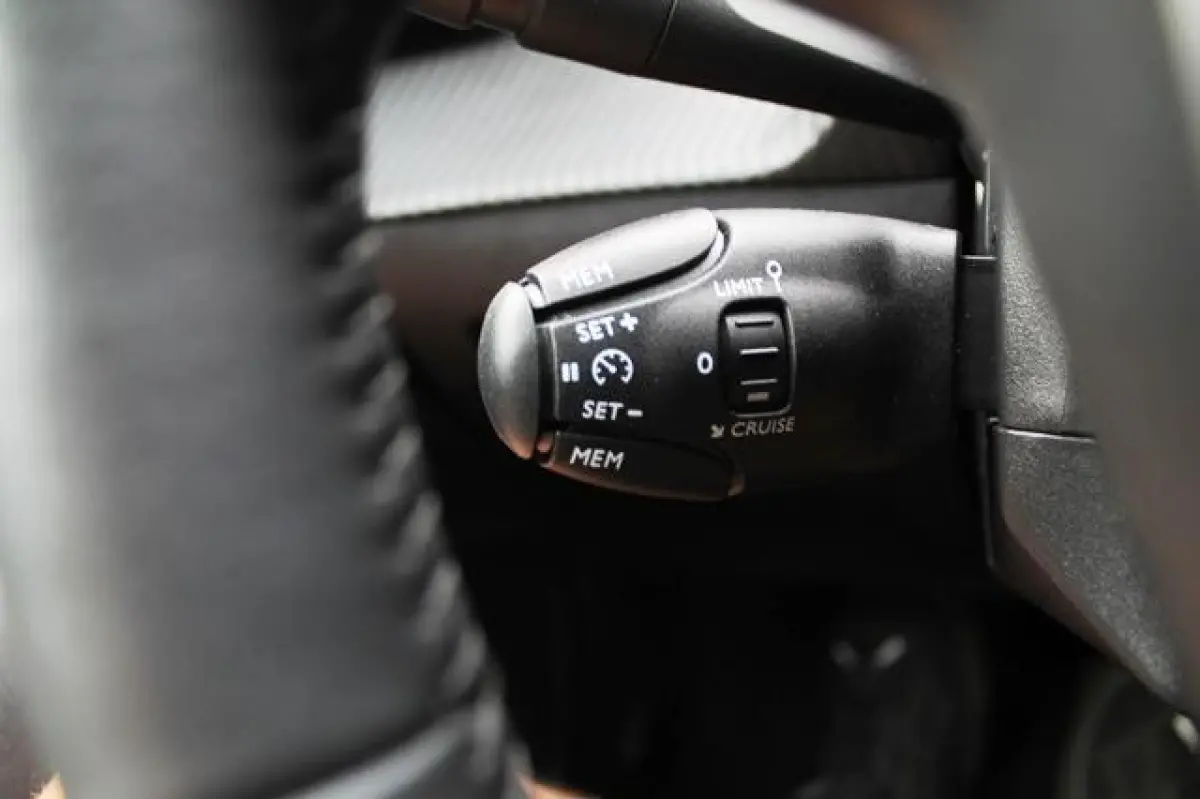 1.2 PureTech 100 Allure | Navi | Camera | Blind spot