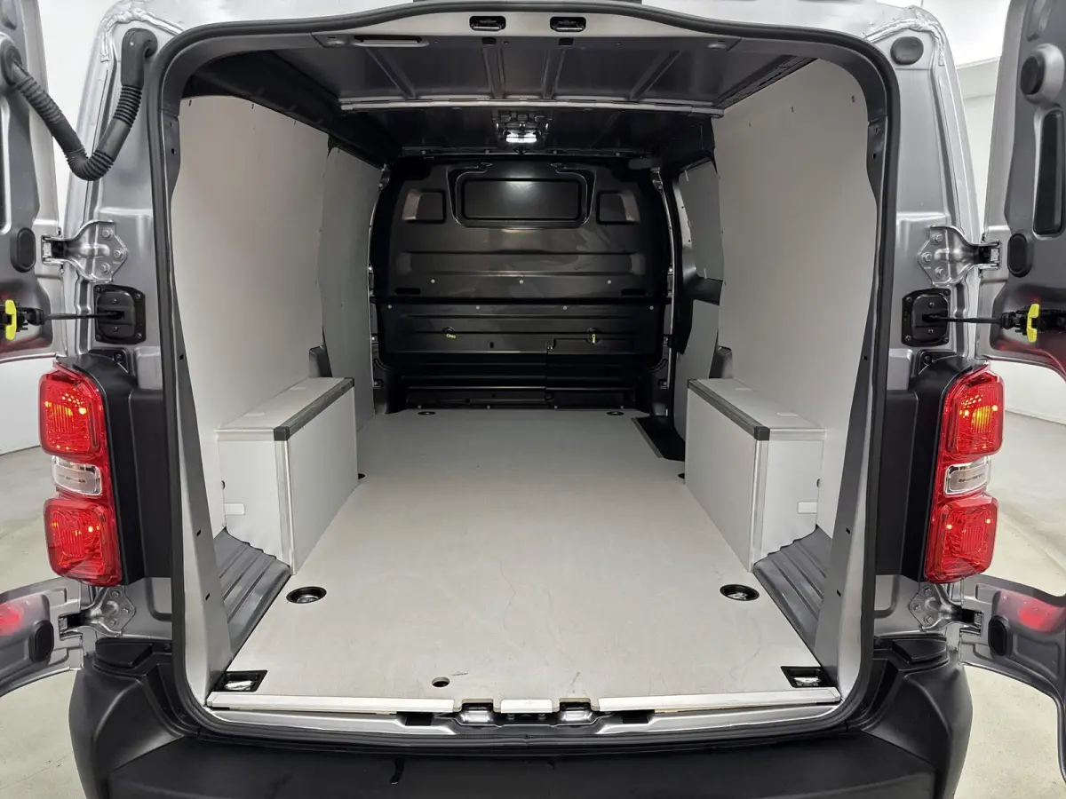 Electric L3 136pk 75 kWh | 2 Zitplaatsen rechtsvoor | Houtenafwerking laadruimte |
