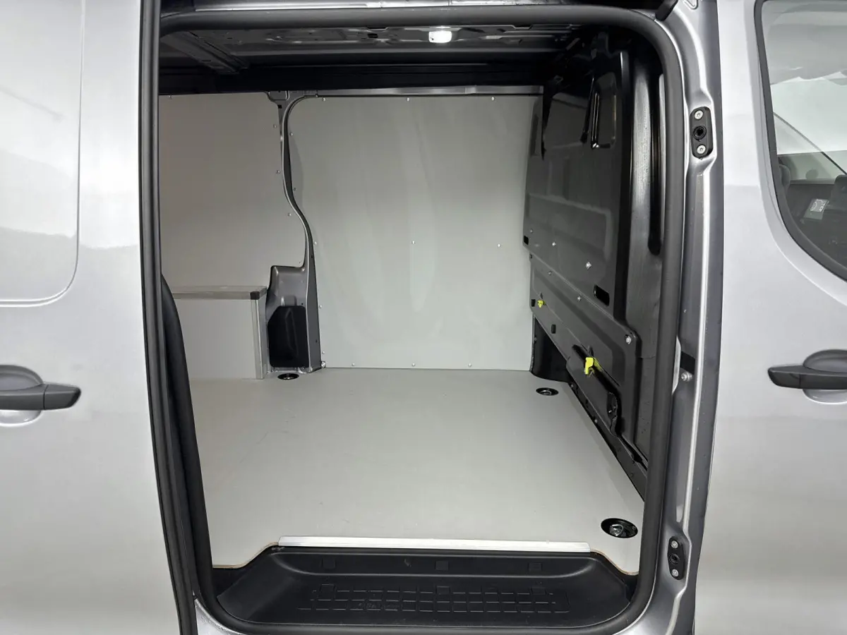 Electric L3 136pk 75 kWh | 2 Zitplaatsen rechtsvoor | Houtenafwerking laadruimte |
