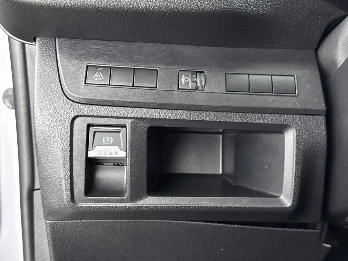 Electric L3 136pk 75 kWh | 2 Zitplaatsen rechtsvoor | Houtenafwerking laadruimte |